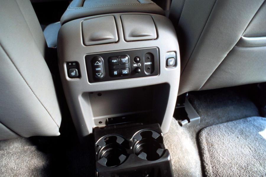  GMC Yukon 2000 года  (фото 17 из 51)